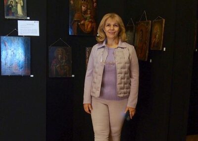 dr Bohomolec stojąca przy wystawie Ukraińskich ikon Domowych.